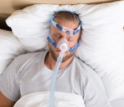 man wearing a cpap machine for sleep apnea